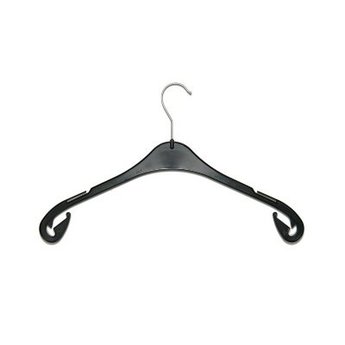 Hanger zwart T43 , breedte 43cm met 2 rokinkepingen, dikte 8mm, doosinhoud 300 stuks.<br /> De hanger is een populaire en multifunctionele kledinghanger geschikt voor blouses, topjes en zelfs jurken. De
