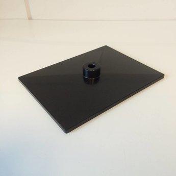 Voetplaat volledig kunststof, eenvoudige lichte uitvoering met buishouder in het midden. Kleur zwart, gewicht 107 gram.