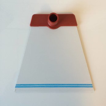 Voetplaat NT metaal, metalen voetplaat trapezium vormig, met rode kunststof buishouder, enkel geschikt voor de NT kunststof buizen. Gewicht van de voetplaat 241 gram.