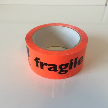 Tape 50mm x 66 meter oranje >>  breekbaar  fragile  << Verpakkingstape bedrukt per rol.