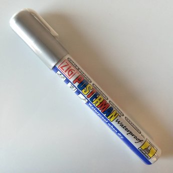 ZIG Posterman ZIG Posterman stift PMA-30 metallic zilver, niet met water uitwisbaar. Enkel te gebruiken op een niet poreuse ondergrond. Te verwijderen met een reiniger. (Lukt niet met een sopje)