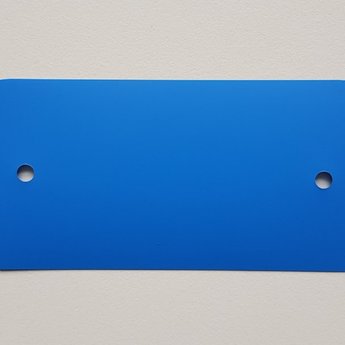 PVC labels 54x108 mm donkerblauw dikte 0,20mm 2 gaten 5mm, afgeronde hoeken, doosinhoud  1000 stuks.