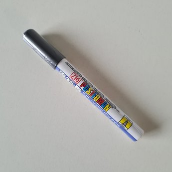 ZIG Posterman ZIG Posterman stift PMA-20 zwart fine, niet met water uitwisbaar. Enkel te gebruiken op een niet poreuse ondergrond. Te verwijderen met een reiniger. (Lukt niet met een sopje)