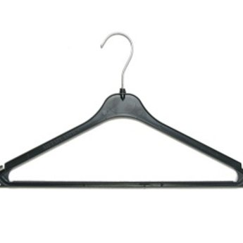 Hanger zwart K43  breedte 43 cm, vlakke en dunne hanger, kleur zwart met broeklat en rokinkepingen, doosinhoud 250 stuks.Breedte 43cm x 8mm dik. De K-43 is een typische stomerij-hanger. Een multifunctionele kleerhanger met efficiÃ«nte ruimteverdeling.