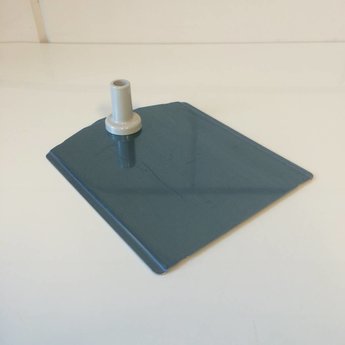 Voetplaat metaal met kunststof buishouder in de kleur grijs. Gewicht van de voetplaat is 281 gram. Binnendiameter van de buishouder is 12 mm.