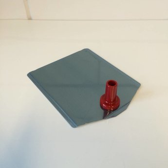 Voetplaat metaal met kunststof buishouder in de kleur rood. Gewicht van de voetplaat is 281 gram. Binnendiameter van de buishouder is 12 mm.