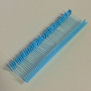 Dennison Meat fastener 20mm tagfast blue nylon    5000 Riddersporen geschikt om in vlees, worst te schieten met een speciaal daarvoor geschikte vlees-aanschiettang, meat-tagger.