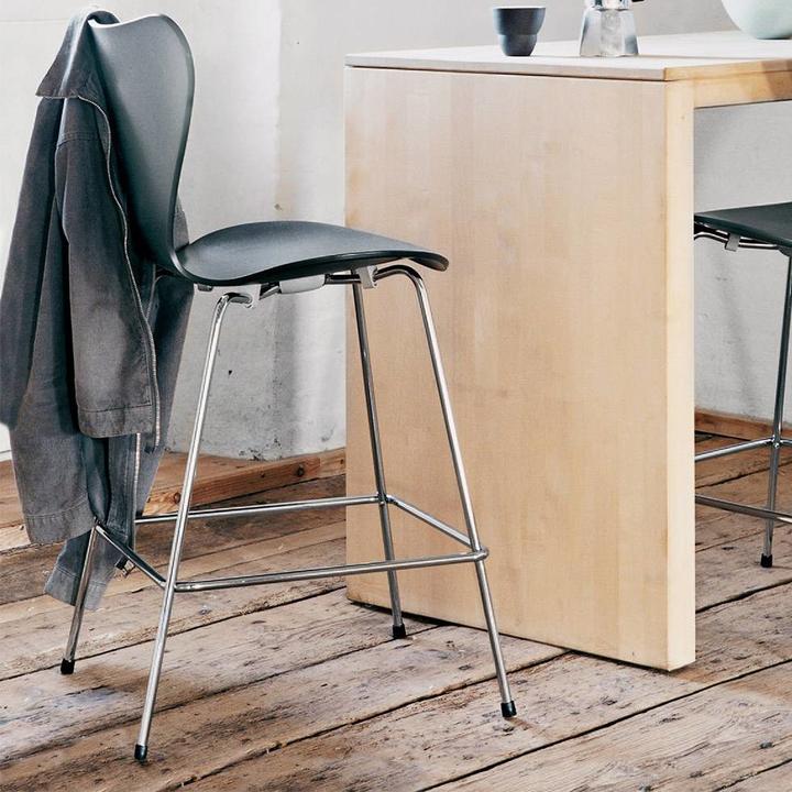 Fritz Hansen Series 7 | 3187 | Counter stool | Front upholstery | Veneer