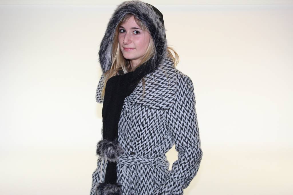 Sjaalmuts pels met pompons Sjaalmuts pels met pompons