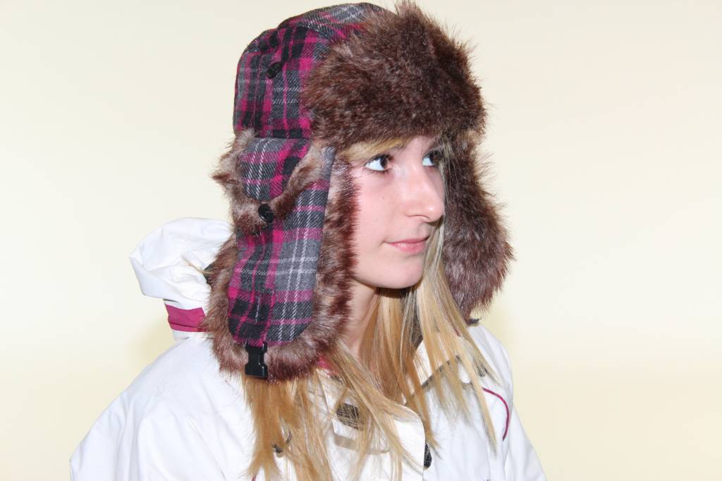 Muts Pels met oorflappen geruit