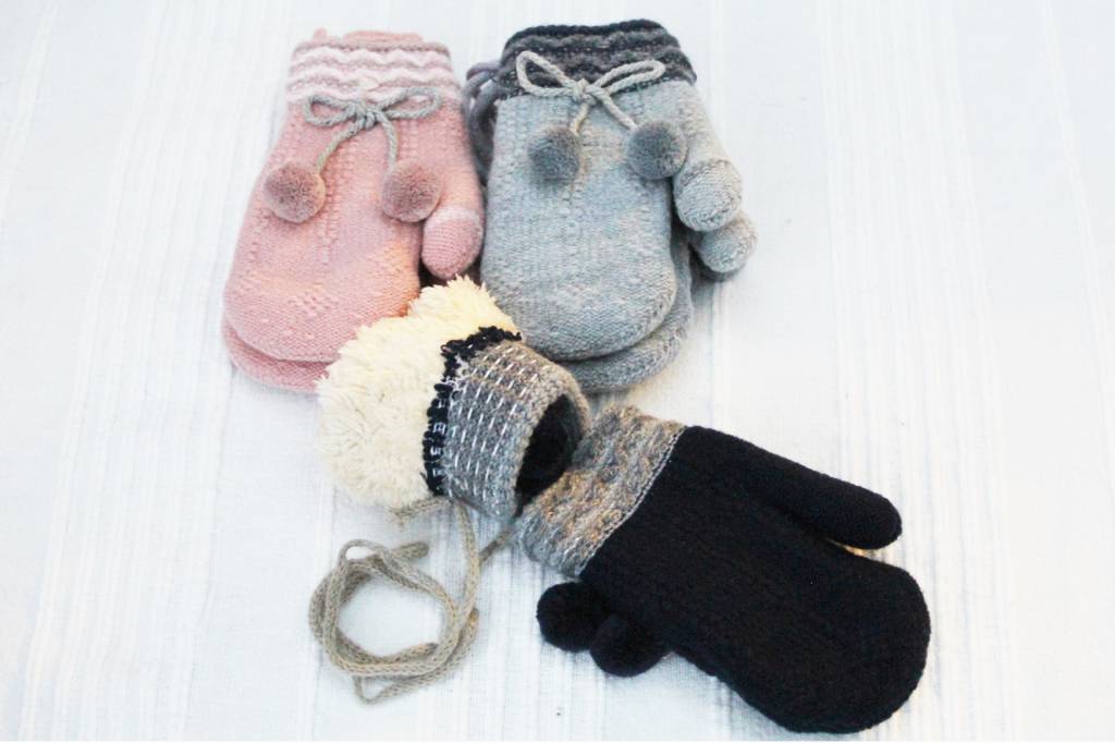 Kinderwantjes met pompons Kinderwantjes met pompons