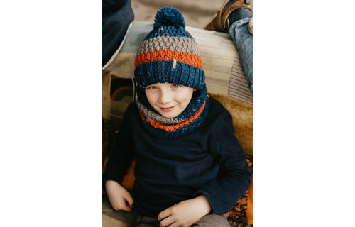 Gebreide kindermuts pompon  blue/orange/grey
