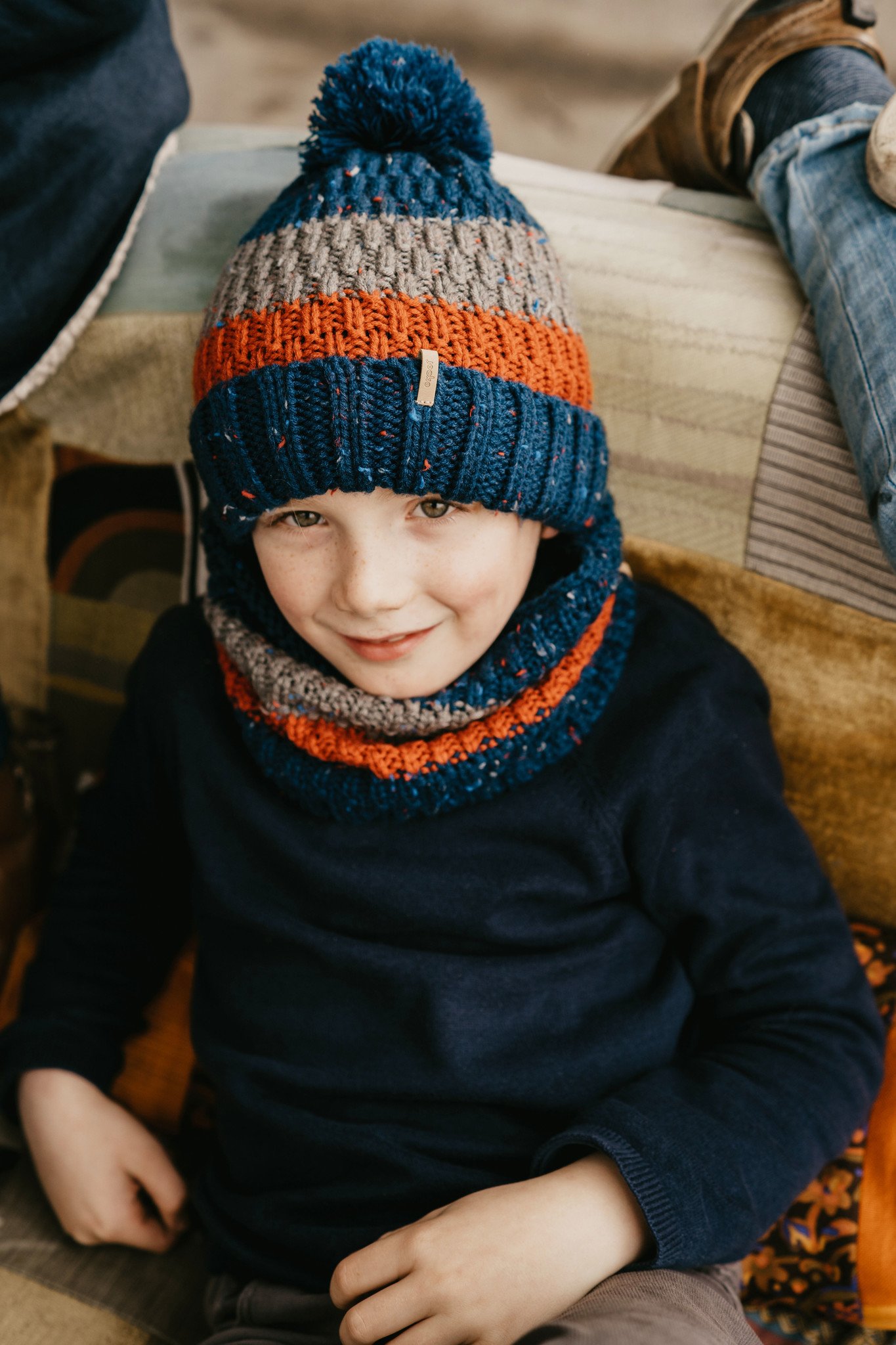 Gebreide kindermuts pompon  blue/orange/grey