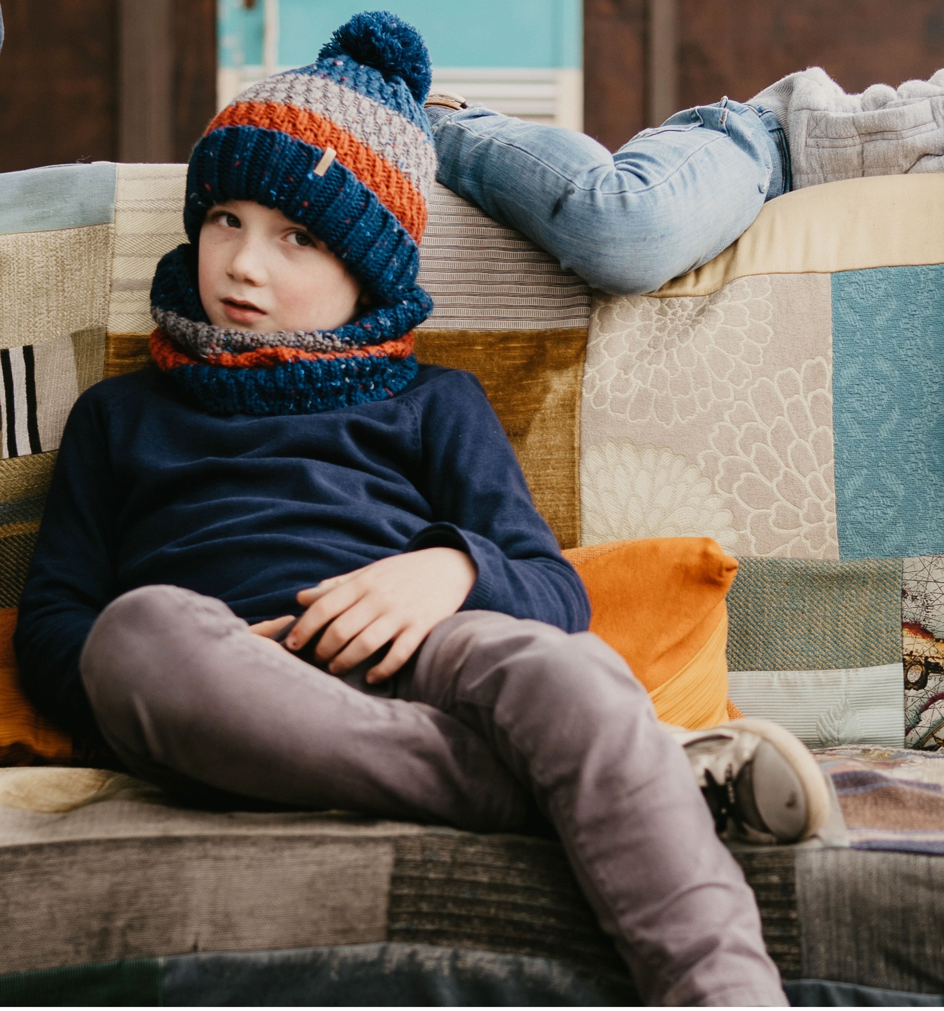 Gebreide kindermuts pompon  blue/orange/grey