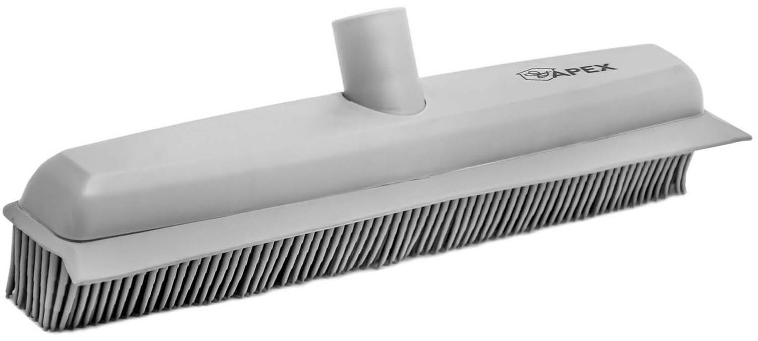 Rubberen bezem  met gelakte steel 1,50m.