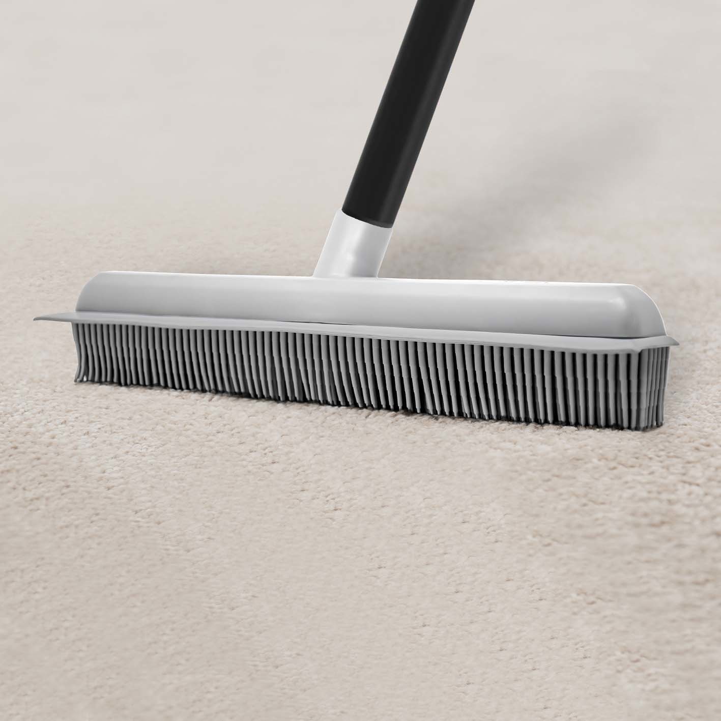 Rubberen bezem  met gelakte steel 1,50m.