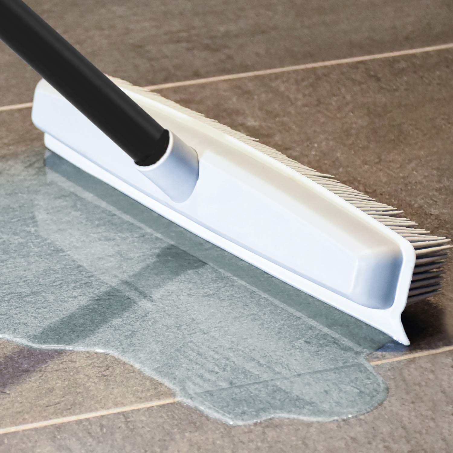 Rubberen bezem  met gelakte steel 1,50m.