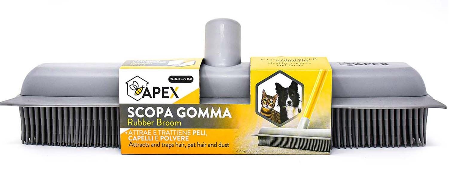 Rubberen bezem  met gelakte steel 1,50m.