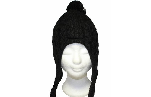 Gebreide pompon muts met vlechten zwart