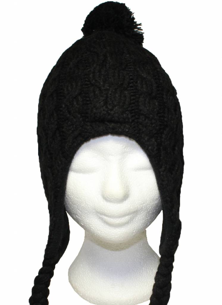 Gebreide pompon muts met vlechten zwart