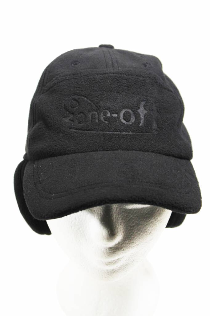 Kinder pet fleece met oorflappen "One off" Zwart Kinder pet fleece met oorflappen "One off" Zwart