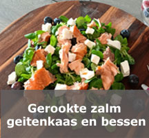 Gerookte zalm met geitenkaas en blauwe bessen