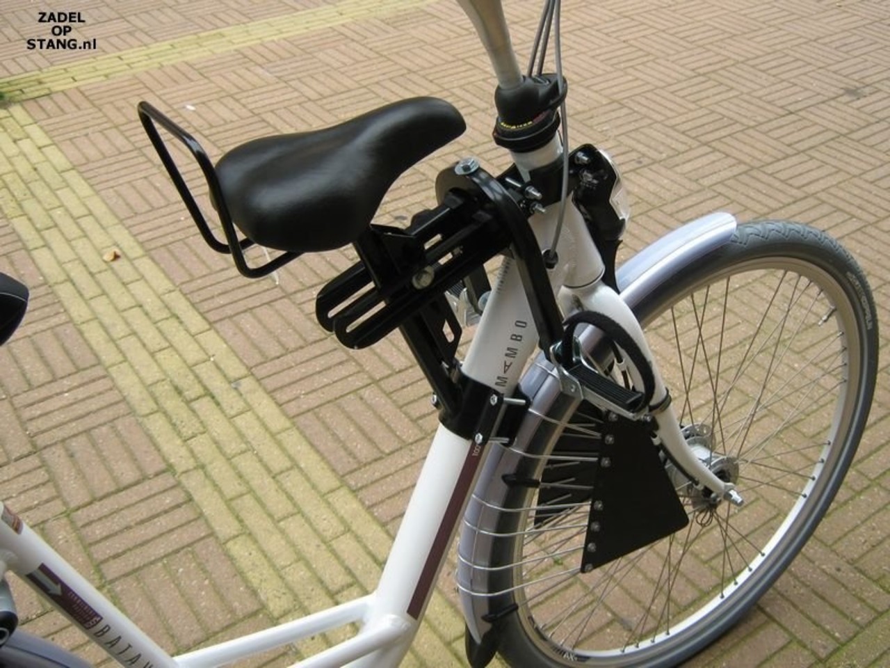 Zadel op Stang Buiszadel voor een Damesfiets met enkele framebuis Zadel op Stang Buiszadel voor een Damesfiets met enkele framebuis