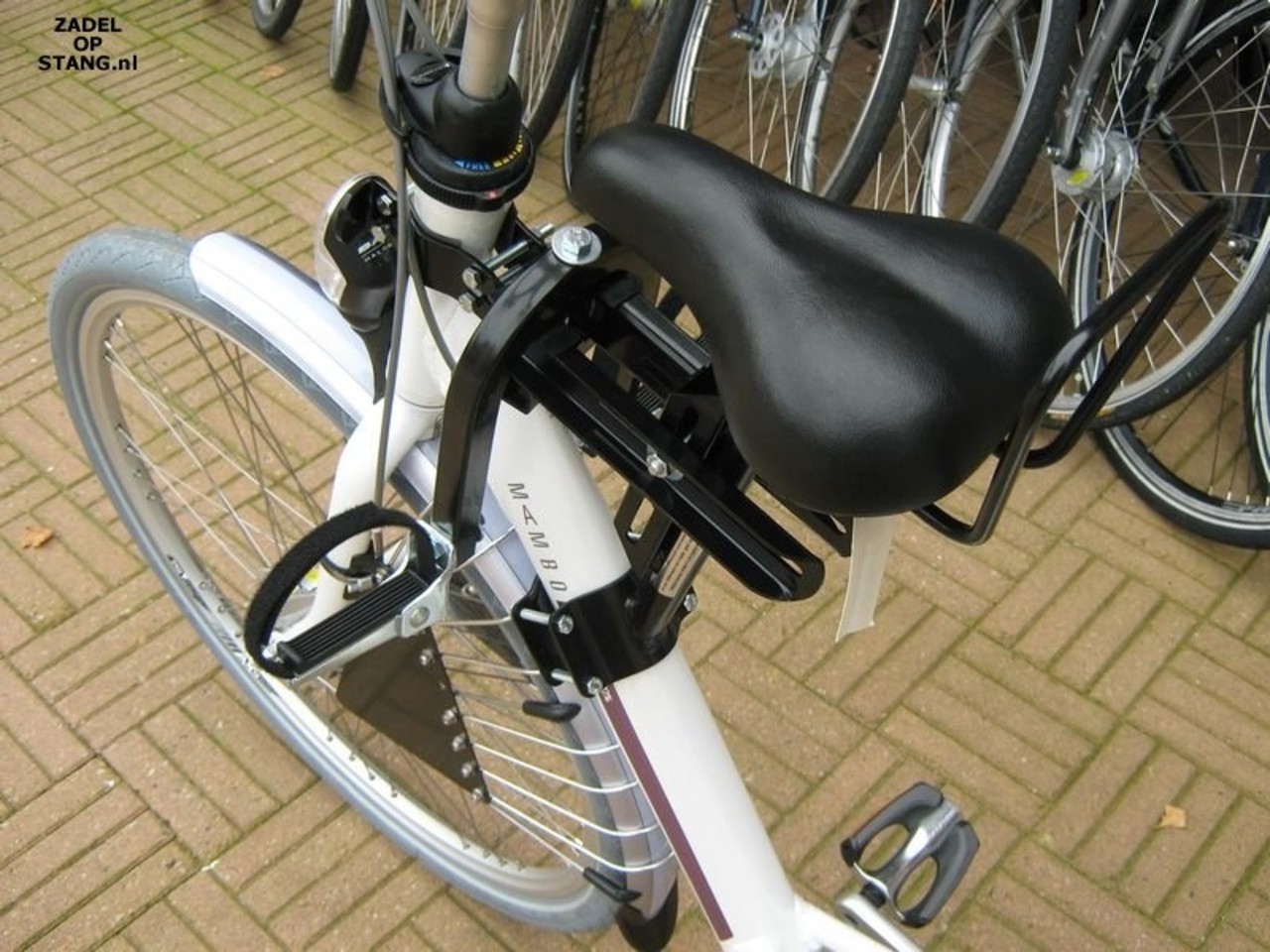 Zadel op Stang Buiszadel voor een Damesfiets met enkele framebuis Zadel op Stang Buiszadel voor een Damesfiets met enkele framebuis