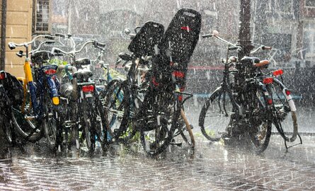 Fietsen in de regen met je kind: dit heb je nodig