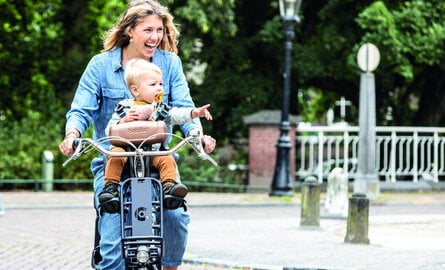 Fietsen met een kind in een fietsstoeltje, vanaf welke leeftijd mag dat eigenlijk