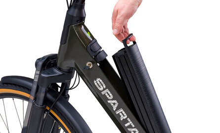 Zadel op Stang op fietsen met een accu in het frame.