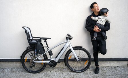 Hoe oud moet een baby zijn voor in een fietsstoeltje