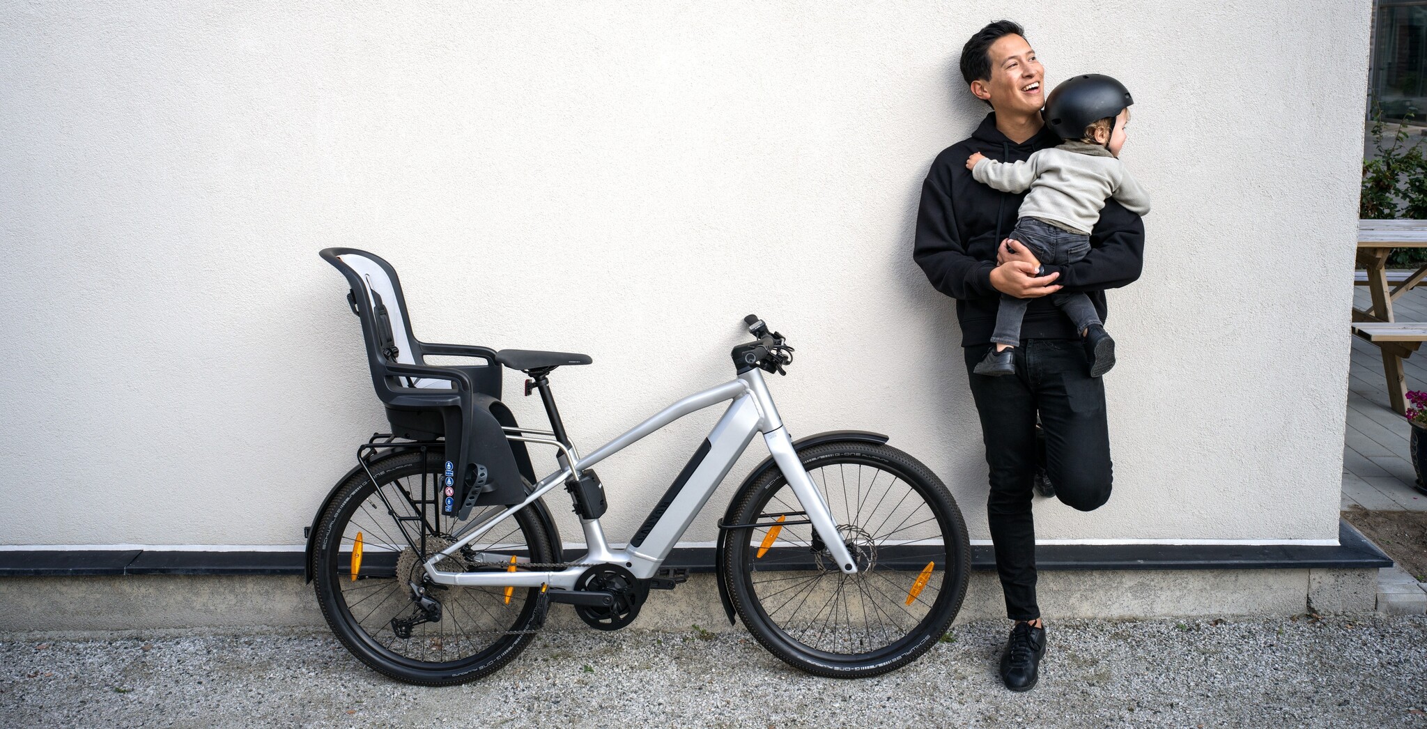 Hoe oud moet een baby zijn voor in een fietsstoeltje