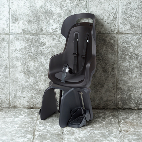 Bobike Maxi Go Urban Black drager bev Achterstoeltje