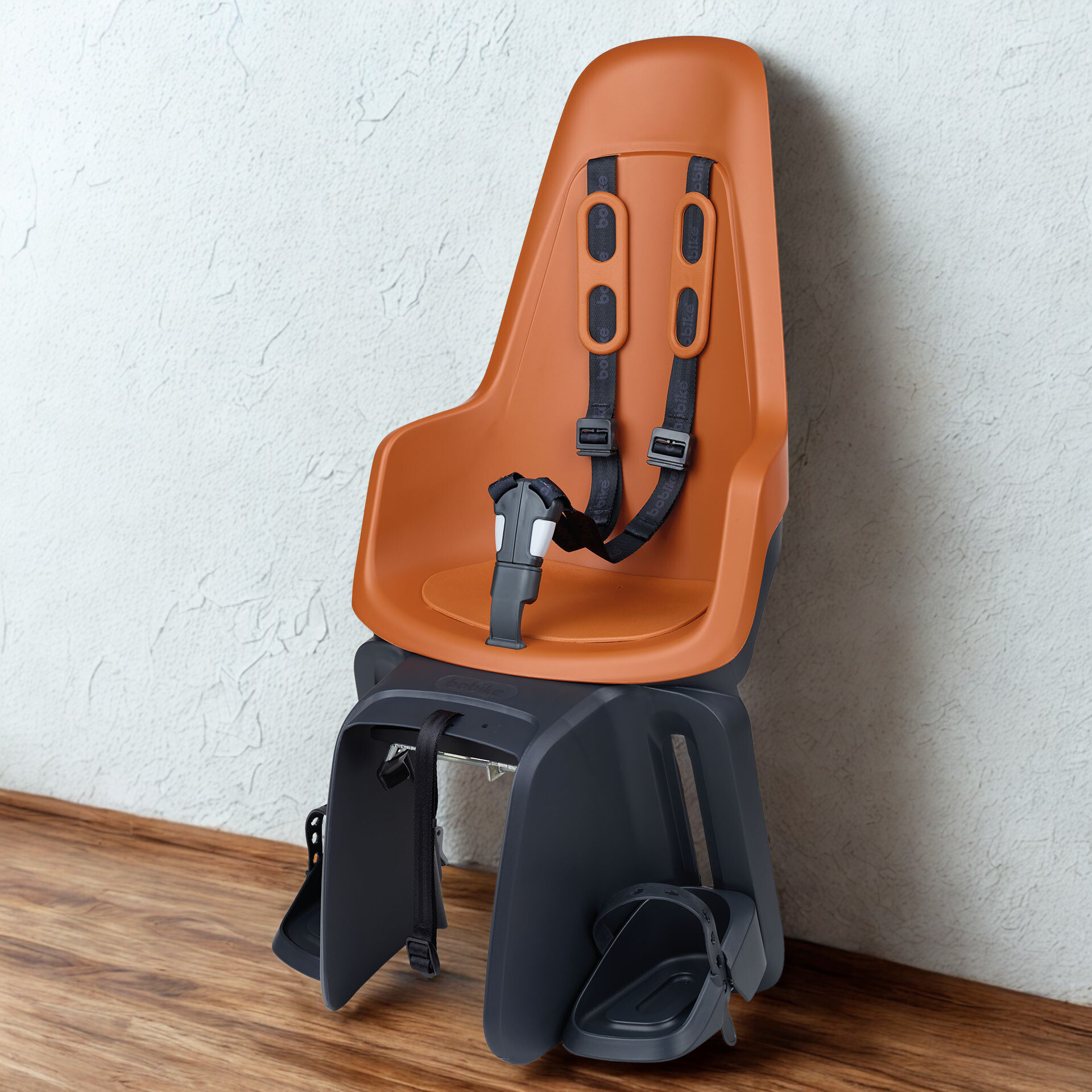 Maxi One Chocolate Brown drager bev Achterstoeltje