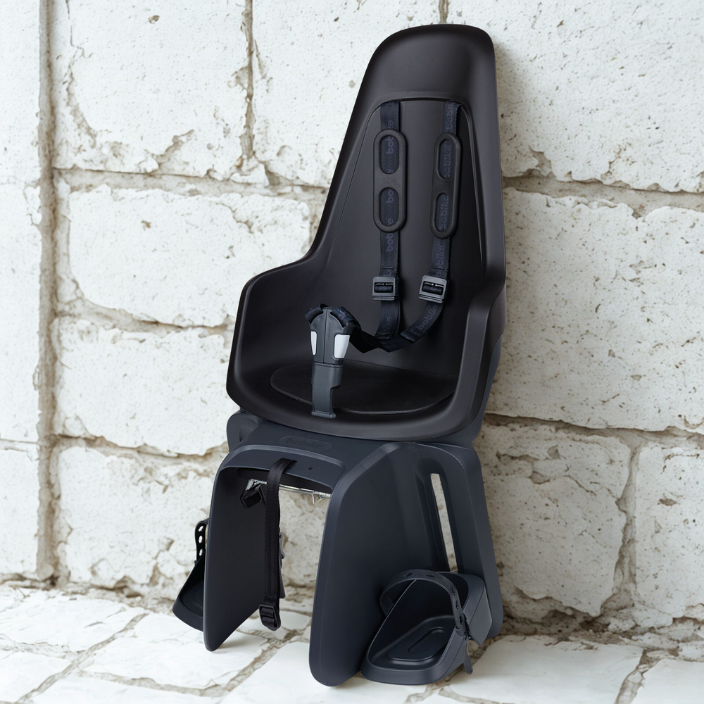 Bobike Maxi One Urban Black drager bev Achterstoeltje