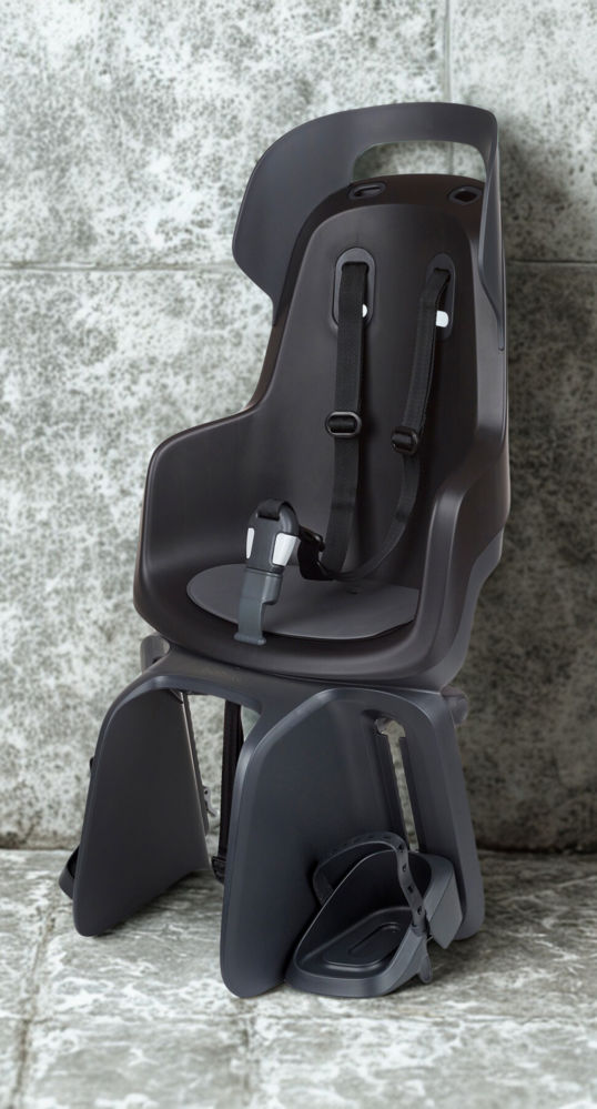 Bobike Maxi Go Urban Black drager bev Achterstoeltje