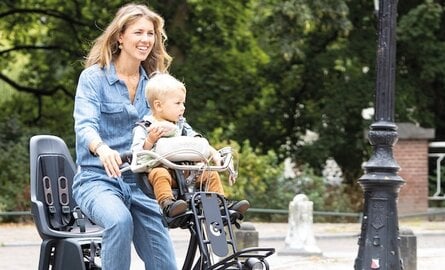 Fietsstoeltje op een transportfiets in combinatie met een fietskrat of mand, wat is er mogelijk?