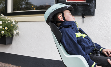Mijn kind valt in slaap in het fietsstoeltje: wat is een goede oplossing?