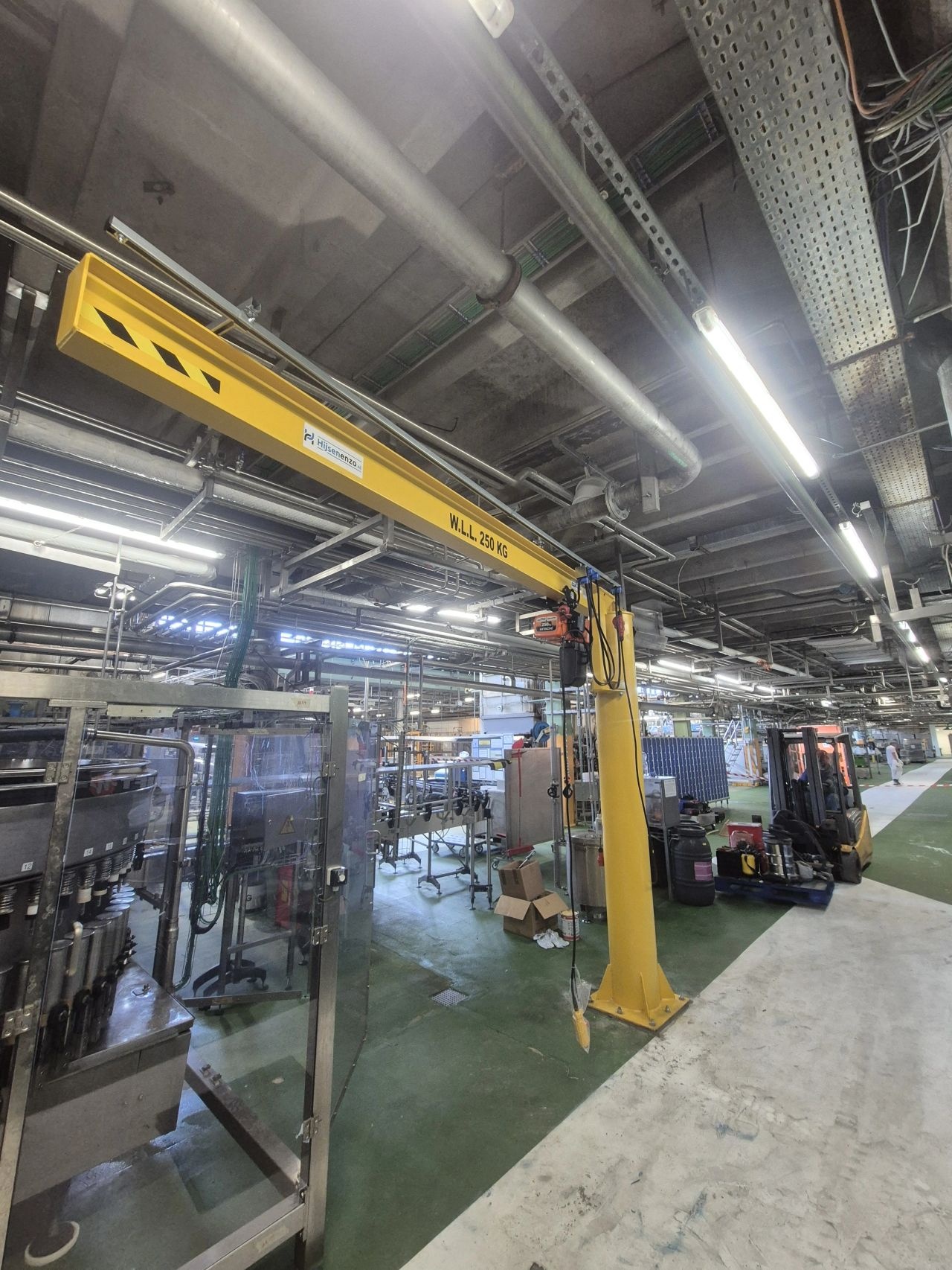 Liftsmart kolomzwenkkraan bij een melkfabriek