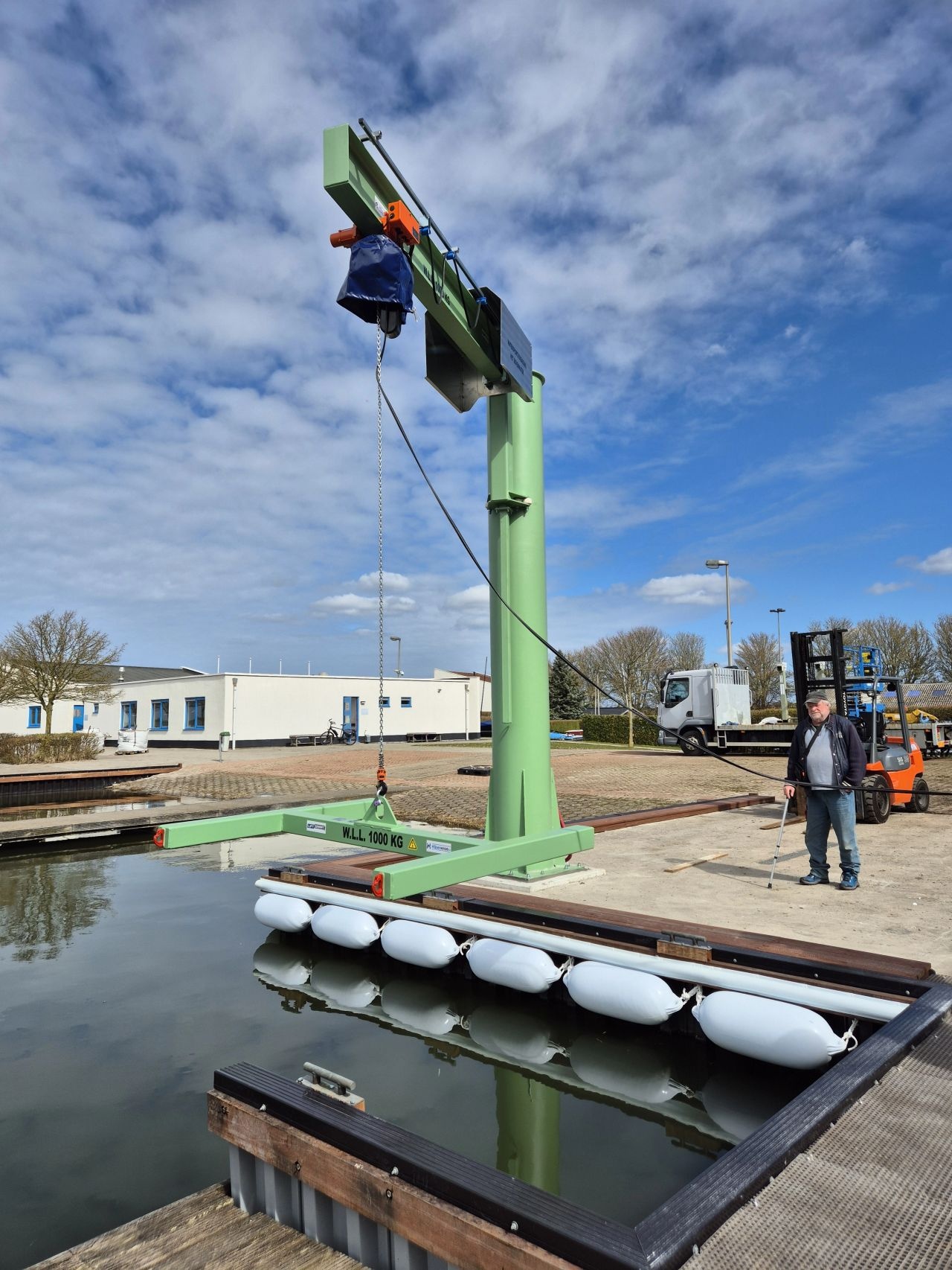 Groene Liftsmart kolomzwenkkraan bij De Oostvaardersplassen