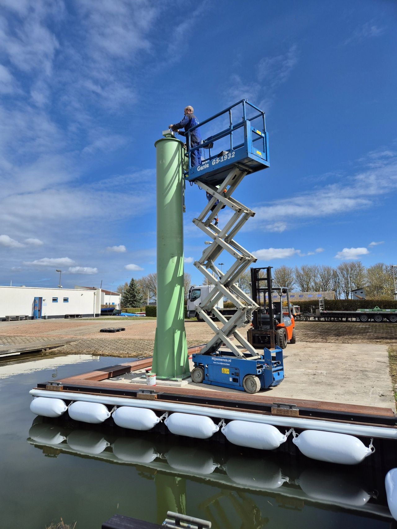 Groene Liftsmart kolomzwenkkraan bij De Oostvaardersplassen
