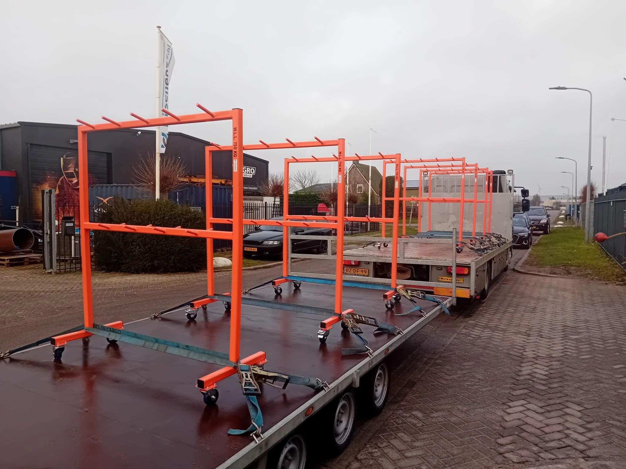Hijsmiddelen-opbergkarren geleverd
