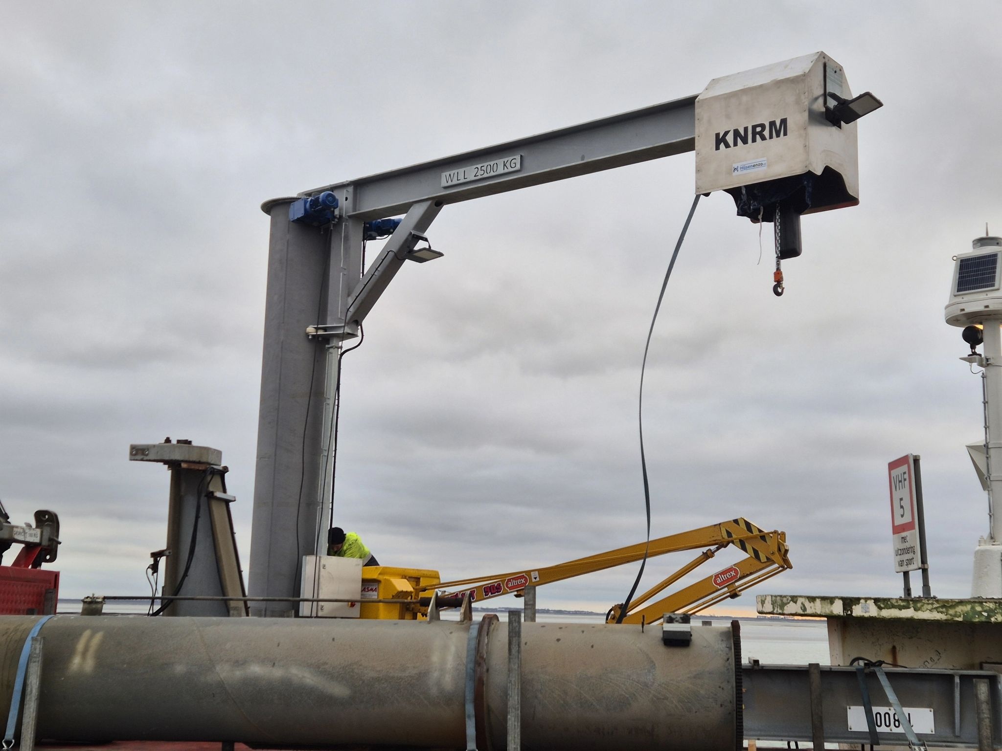 Liftsmart kolomzwenkkraan 2,5 ton voor de KNRM
