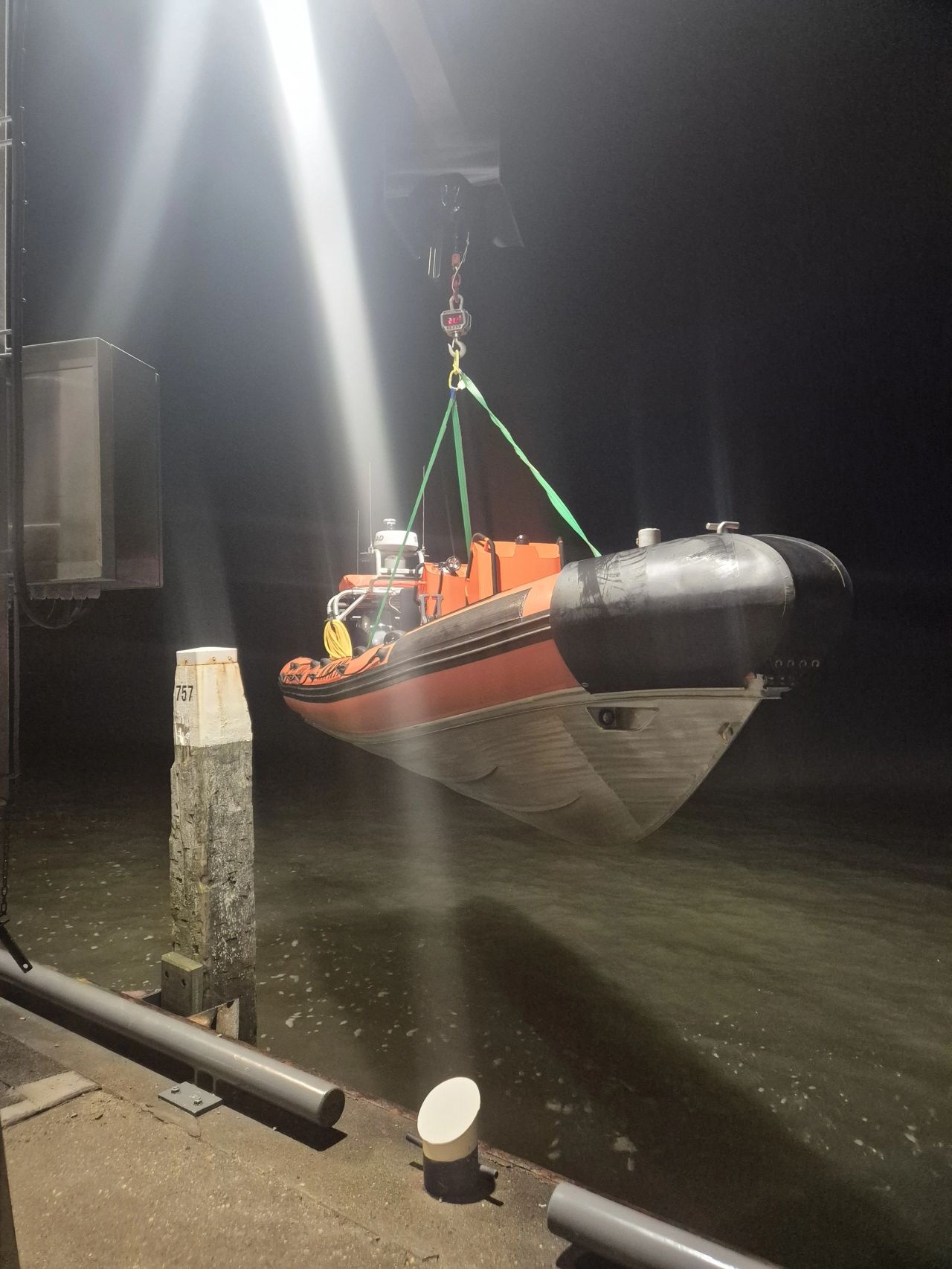 Liftsmart kolomzwenkkraan 2,5 ton voor de KNRM