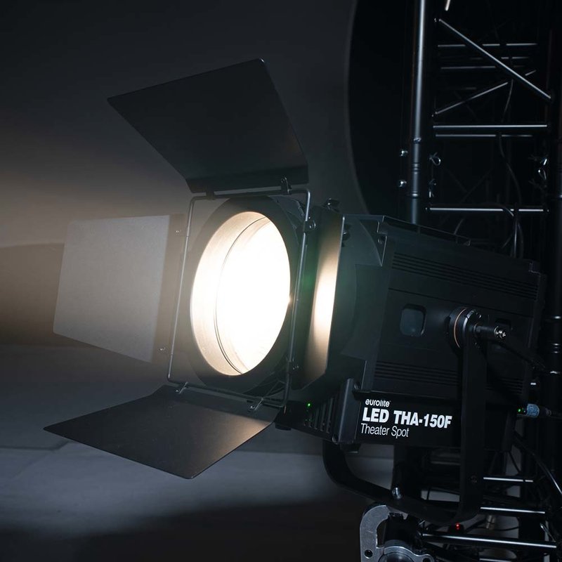 Eurolite LED THA-150F theaterspot fresnel 170W WW/A LED THA-150F theaterspot fresnel 170W WW/A