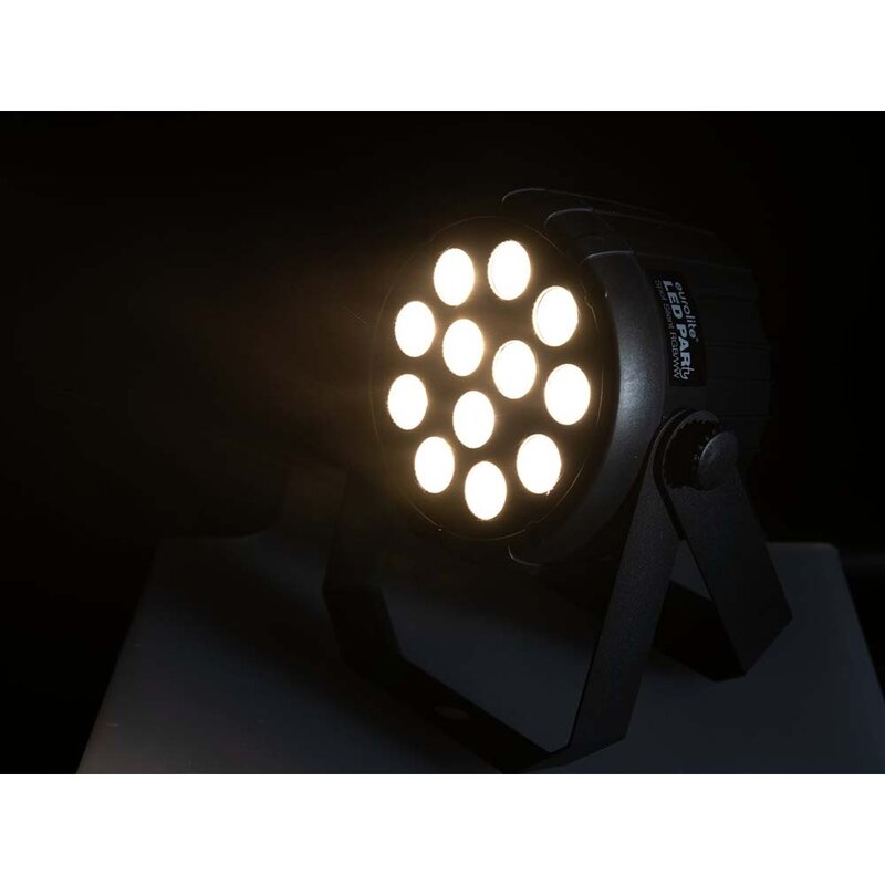 Compact spotlight met 12 x 5W 4 in 1 QCL RGB/WW LED's & DMX gestuurd