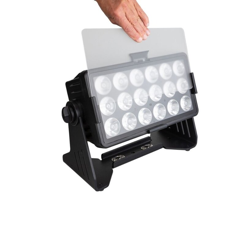 Briteq BTI-AKKUCHROMA projector IP65 18x 10W RGBL LED BTI-AKKUCHROMA projector IP65 18x 10W RGBL LED