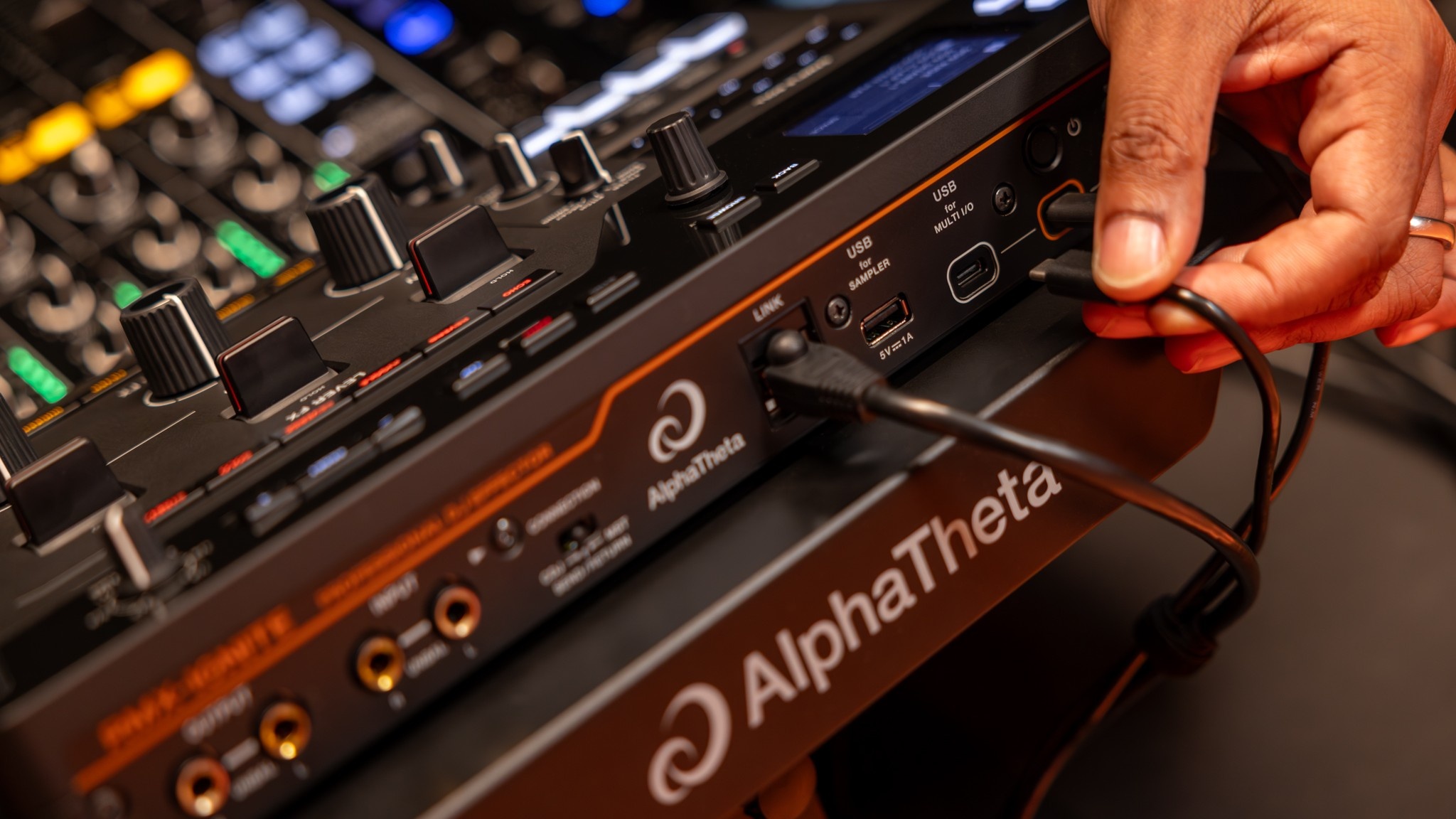 Uitgebreide connectiviteit van de RMX-IGNITE dj-effector.