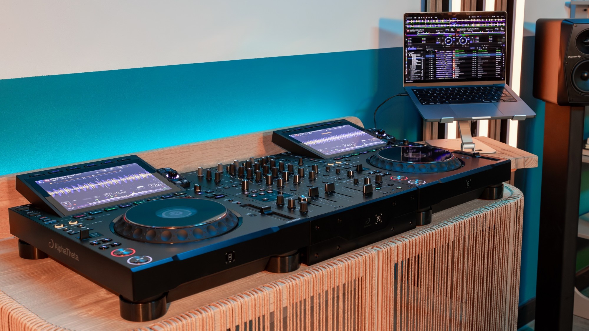 Hoge connectiviteit van de AlphaTheta DJM-V5 pro-dj mixer